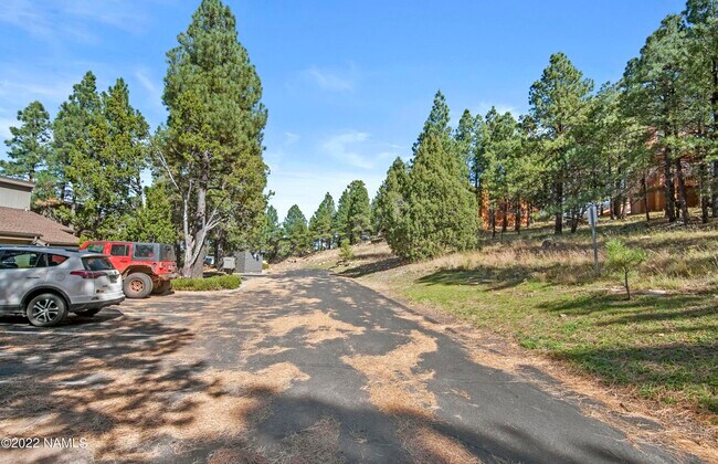Building Photo - 2605 N Pinon Ridge Dr