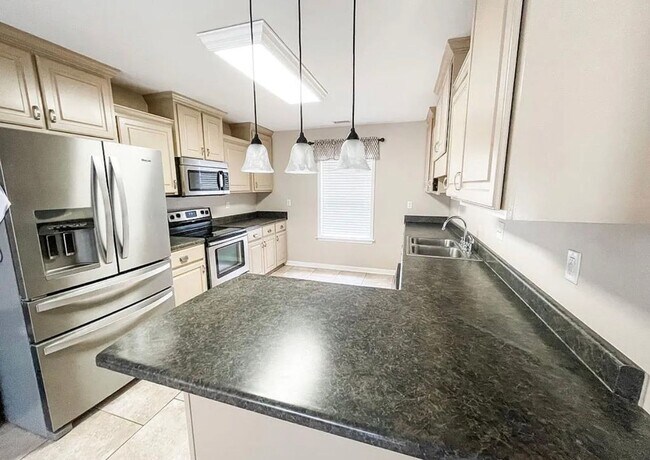 Building Photo - Charming 3/2 furnished home on quiet street