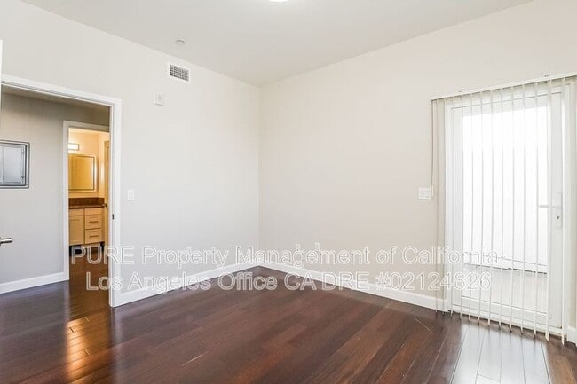 Building Photo - 11740 Vanowen St