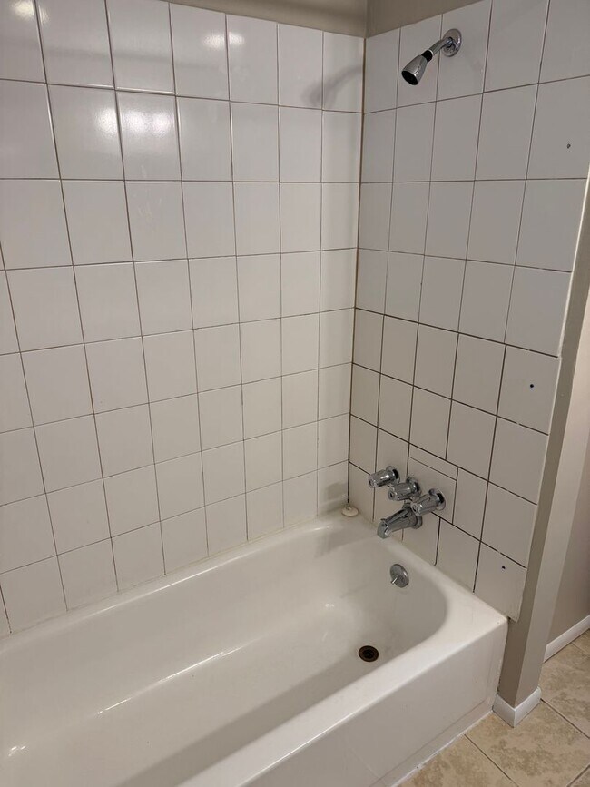 Building Photo - **PENDING**Beautiful 5 Bed 2 & 3/4 Bath home in Tacoma