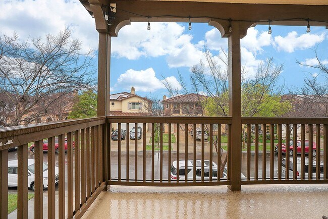 Building Photo - Beautiful executive home in the Eastlake-C...