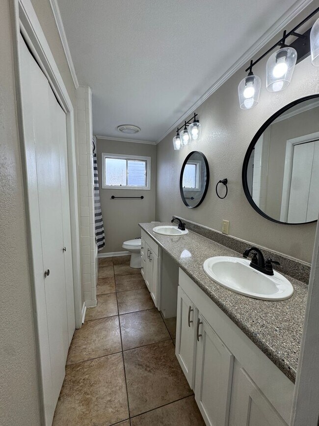 Building Photo - Incredible 4 Bed / 2 Bath updated Home, Available Now!