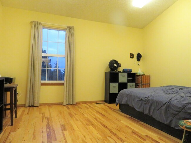 Building Photo - $2,570.95 with $500 Off the first month's rent, 3 Beds - 3 Baths, Townhouse in Lakewood with Cent...