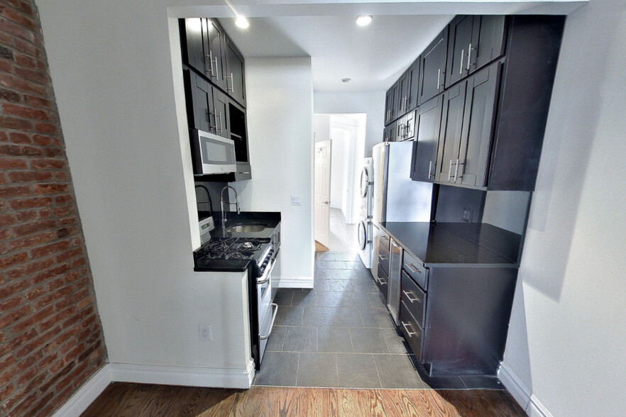 Building Photo - 420 W 51s Street (9th & 10th Ave), #4