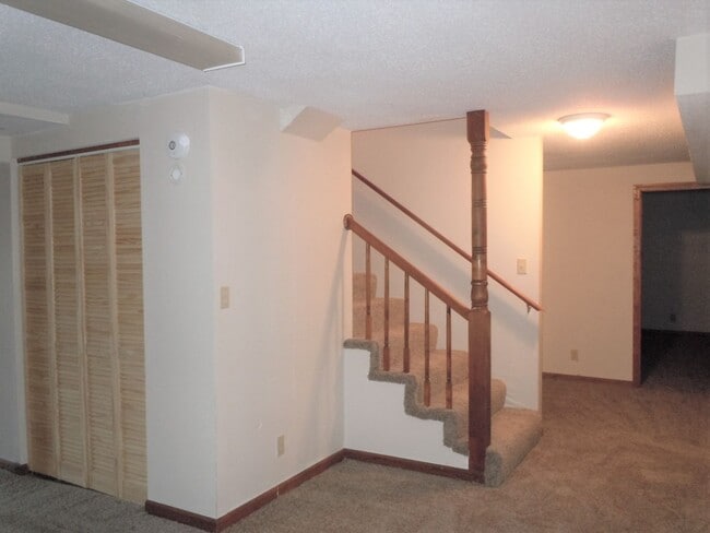 Building Photo - 3-4 Bedroom Executive Home on 5 Acres has 4 Baths and a 3 Car Garage!!