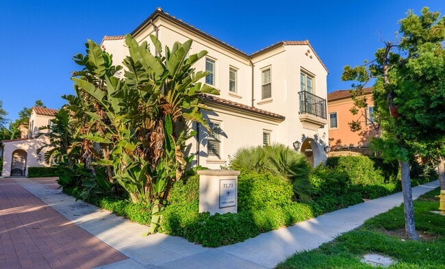 Building Photo - FOR RENT 4BD/3.5 BA/2Garage/Single Family ...