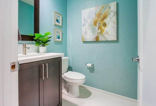 Building Photo - Stunning 3-bed, 3-bath townhome with bonus...