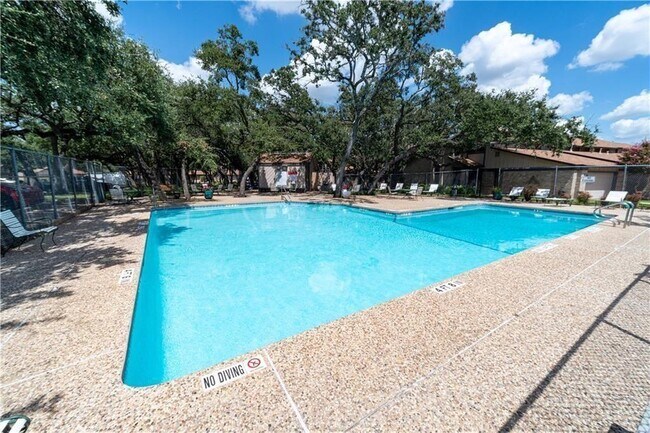 Building Photo - 1017 Solano Dr