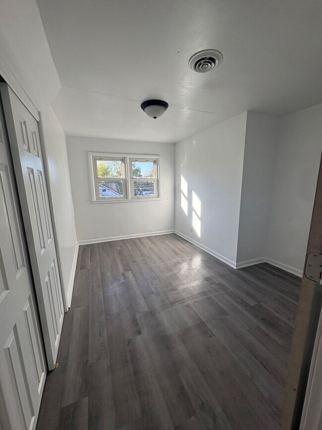 Building Photo - Stunning 5 Bedroom Home