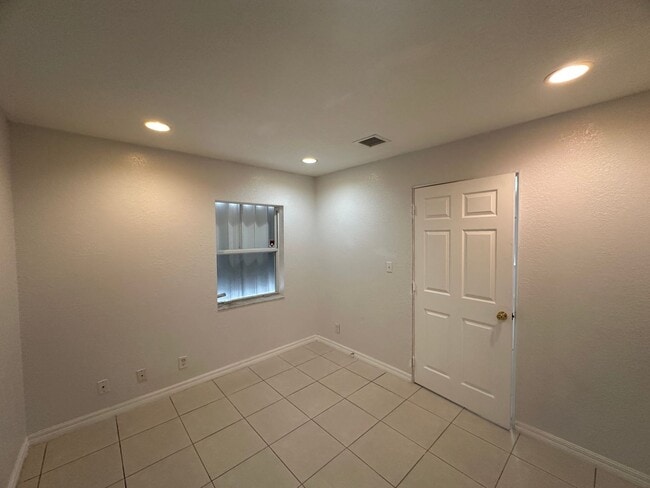 Building Photo - 2 Bedroom Duplex in the heart of Hollywood