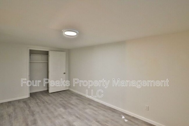 Building Photo - 102 E Hatcher Rd