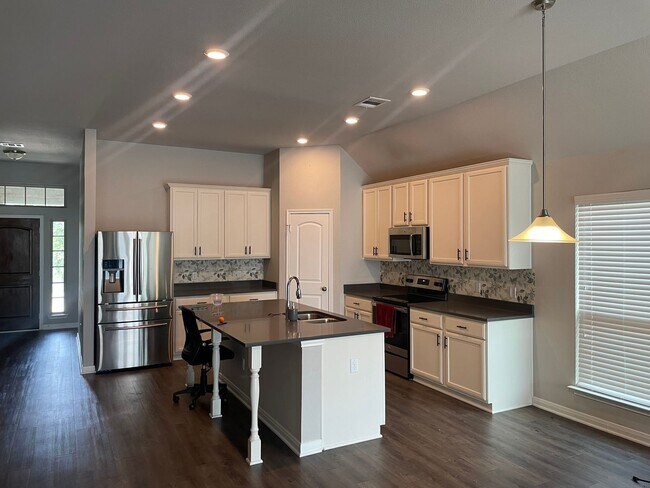 Building Photo - 4 BEDROOM NEAR STILLHOUSE HOLLOW LAKE
