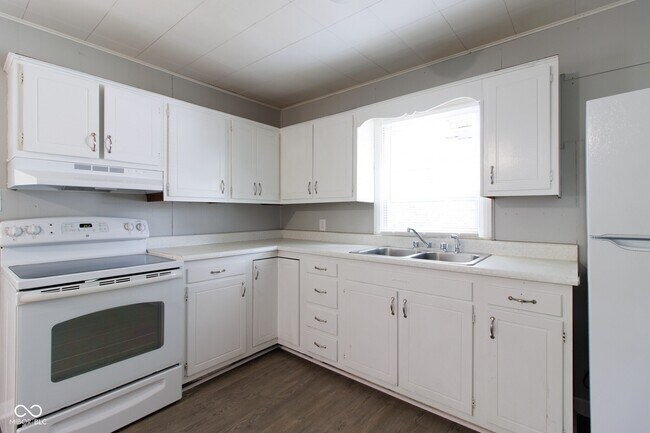 Building Photo - 4430 N Longworth Ave