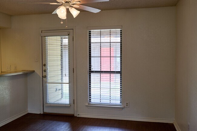 Building Photo - 900 Kilkenny Ct