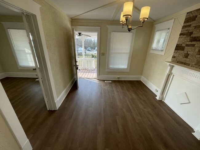 Building Photo - 1BD 1BA Duplex
