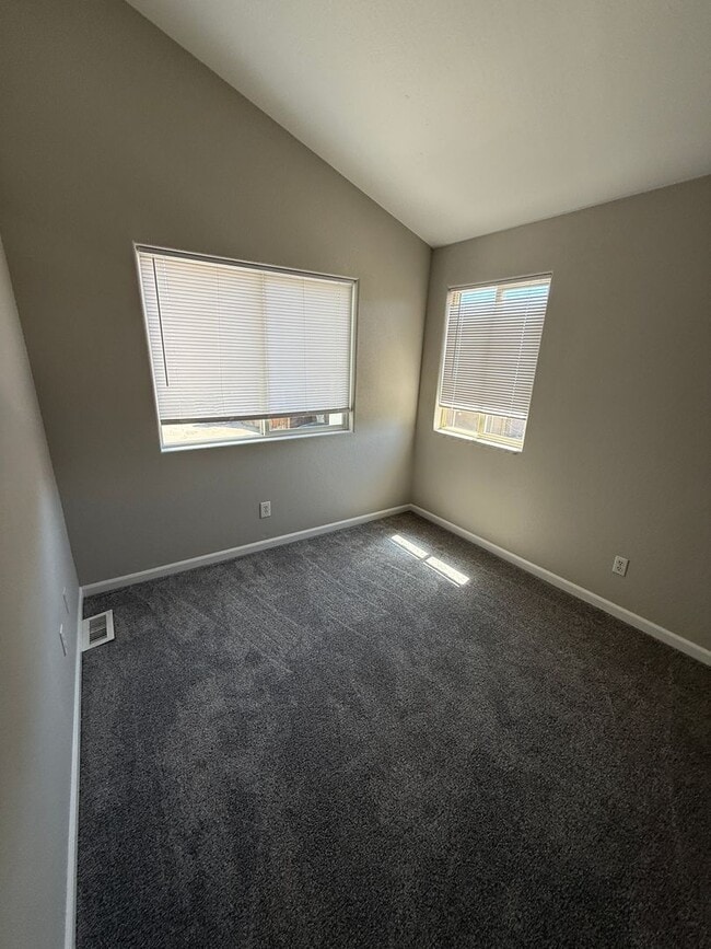 Building Photo - 3 bedroom townhome with 2 car garage!