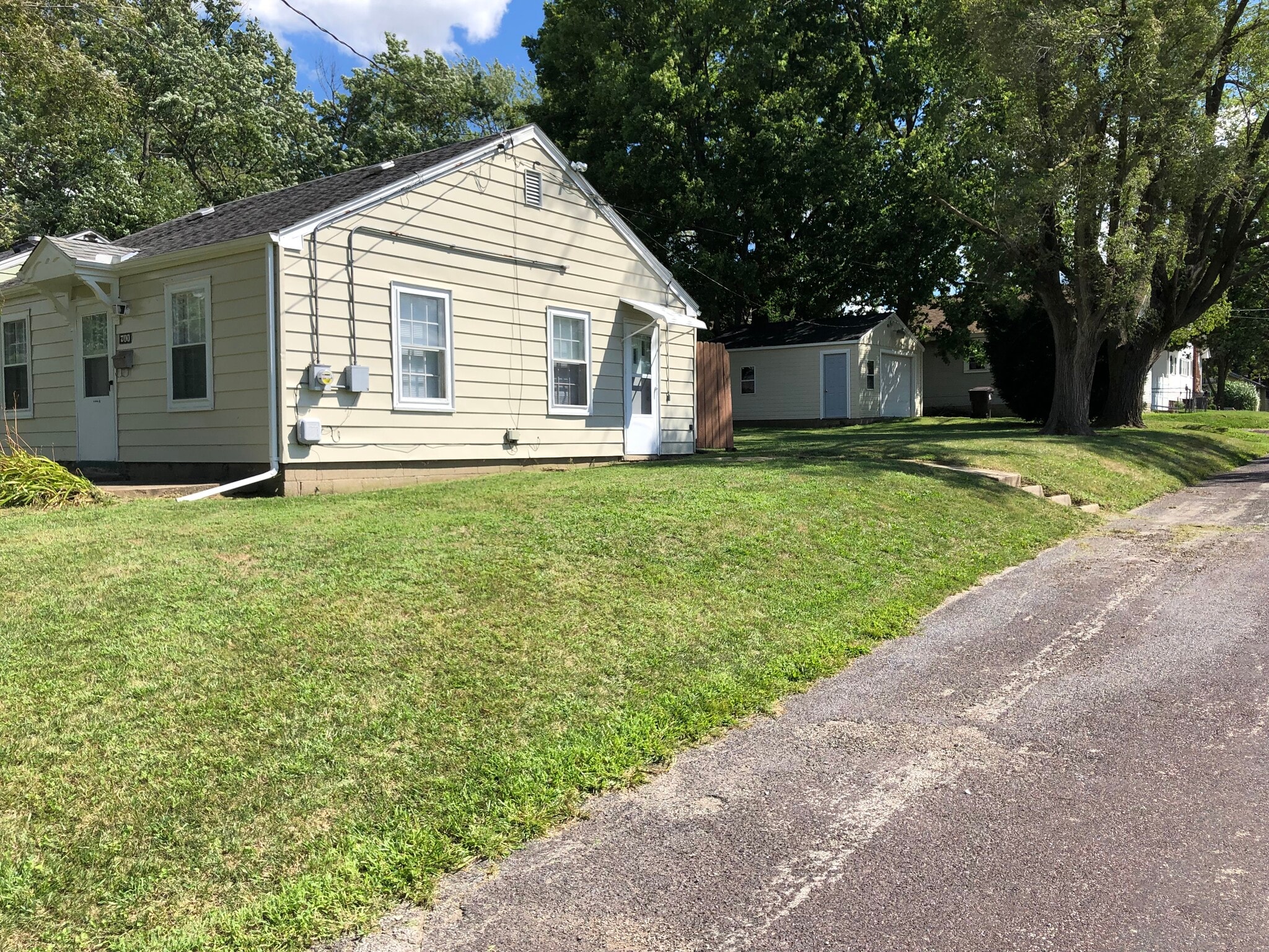 1 1/2 stall detached garage with opener - 700 E Seneca Pl