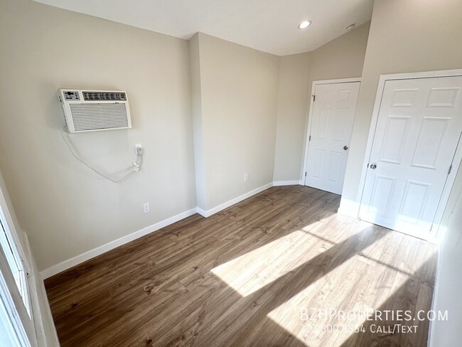 Building Photo - Light-Filled Renovated 2Bed 1Bath In Prime...