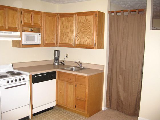 Building Photo - Efficiency Apt Close to Campus