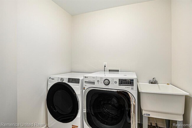 Building Photo - 59696 Twin Pines Dr