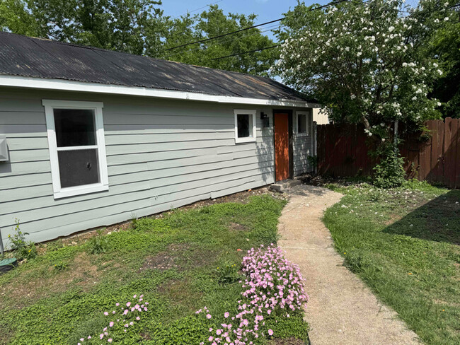 Building Photo - 1127 W Lynwood Ave