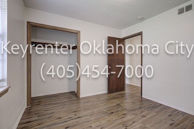 Building Photo - Massive 3BD/2BTH Home Minutes from the Highway.