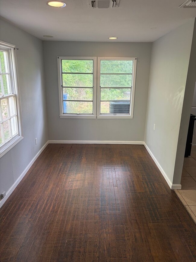 Building Photo - 2 Bedroom Highland Apartment