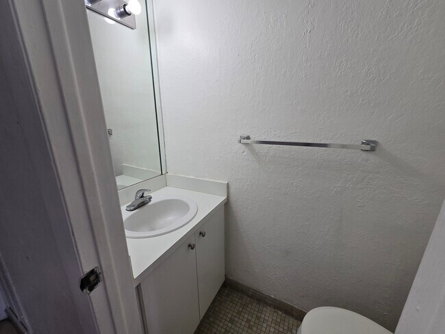 Building Photo - 1305 W 53rd St