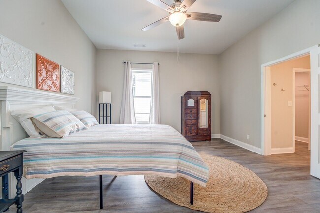 Building Photo - Spacious 3 Bedroom Home located in Histori...