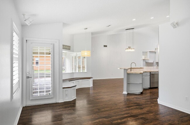 Building Photo - "Charming 3-Bedroom Home with 2 Full Baths and 2032 Sq Ft of Comfort in Palm Coast!"