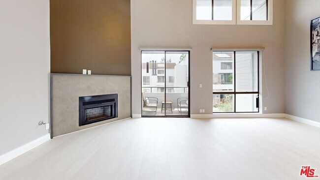 Building Photo - 13331 Moorpark St