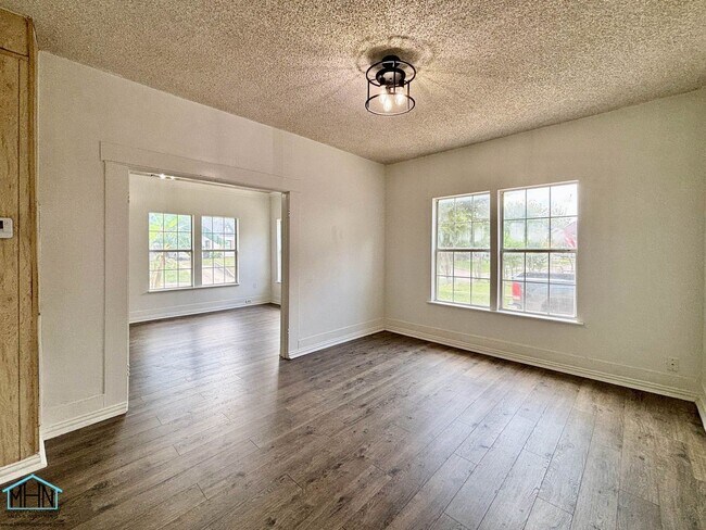 Building Photo - Cozy and Bright 3bedroom/1bath Vintage cha...