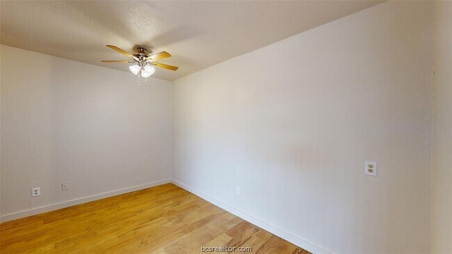 Building Photo - 725 Peppertree Dr