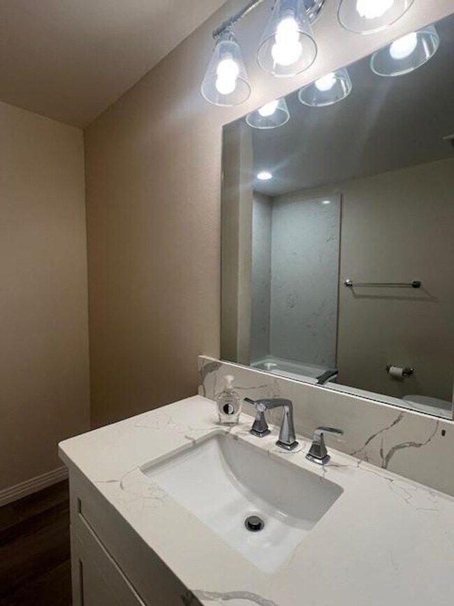 Building Photo - 4905-4907 Douvan Court