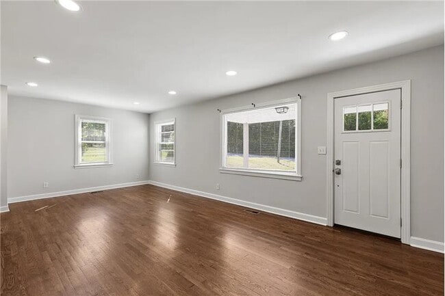 Building Photo - 613 Youngs Ln