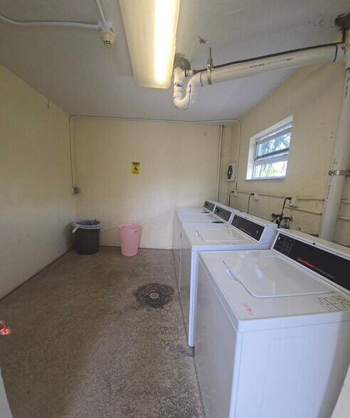 Building Photo - 8950 SW 69th Ct