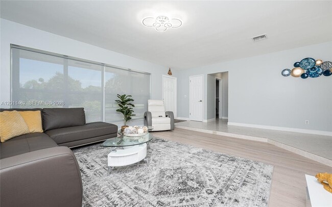Building Photo - 810 S Rainbow Dr