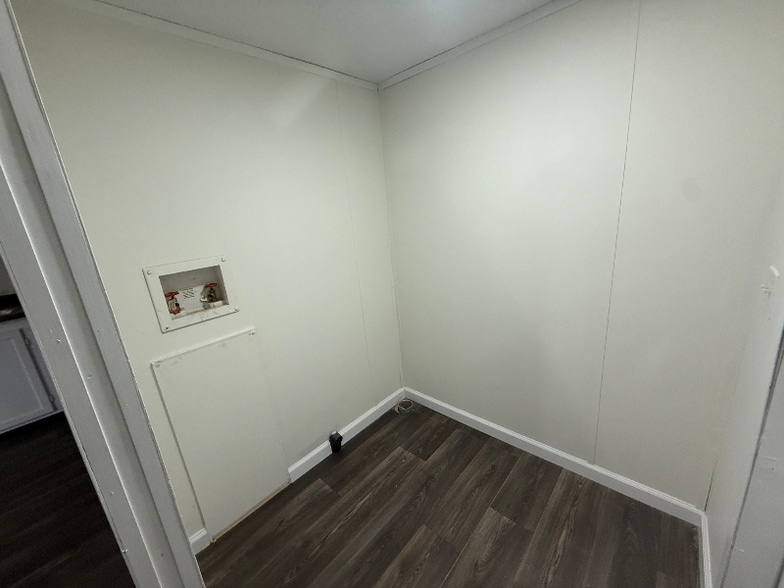 Building Photo - 80 Redwood Ln