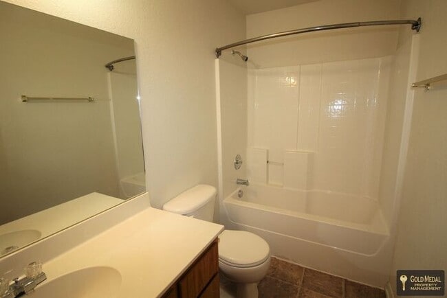 Building Photo - Now Leasing – 401 W Ave E, Unit B