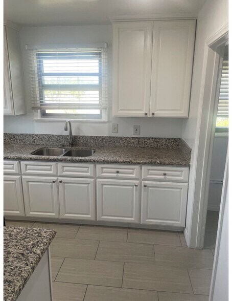 Kitchen - 10045 S Wilton Plz