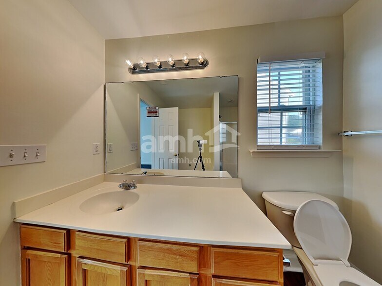 Building Photo - 218 Bellport Dr