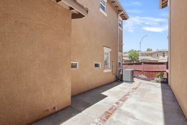 Building Photo - 39908 Millbrook Way