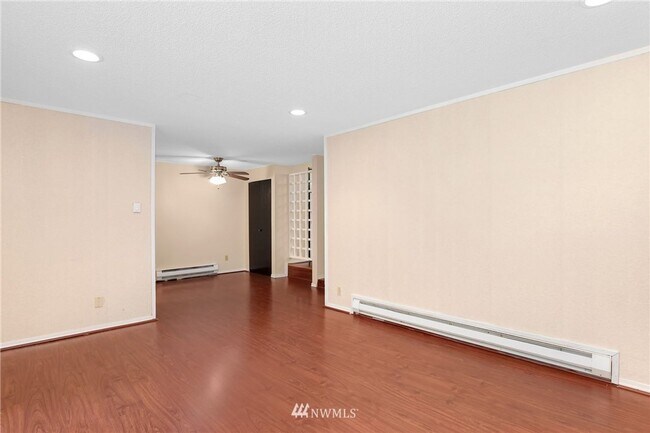 Building Photo - Location, Location, Location 3-bedroom Sammamish Bluffs Condo