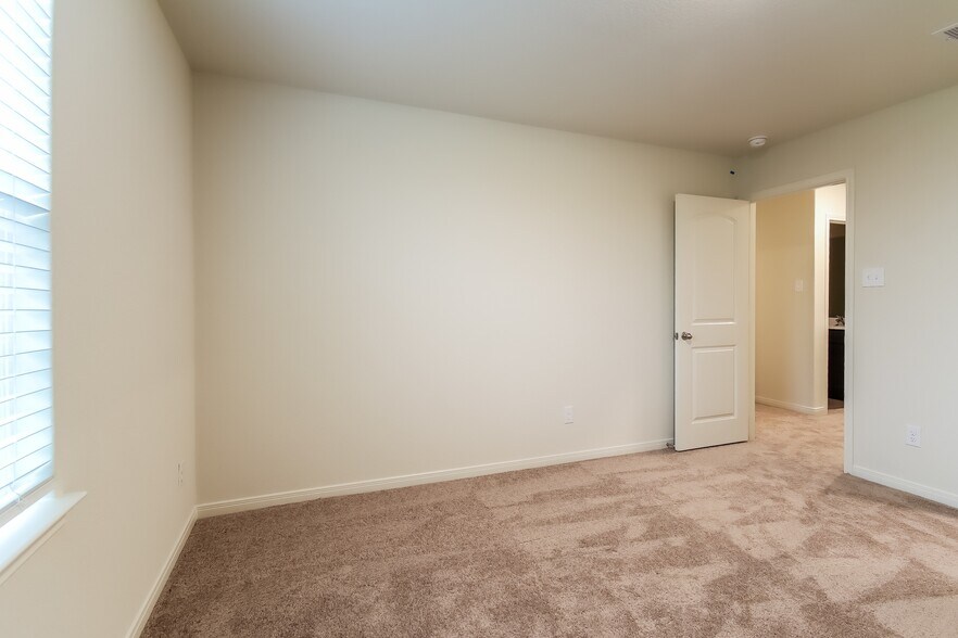 Building Photo - 580 Solomon Ln
