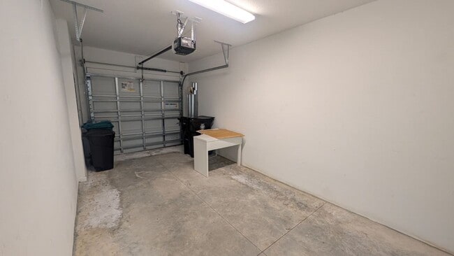 Building Photo - Spacious Townhome in Desirable Vizcaya Falls 3-bedroom, 2.5-bath townhome