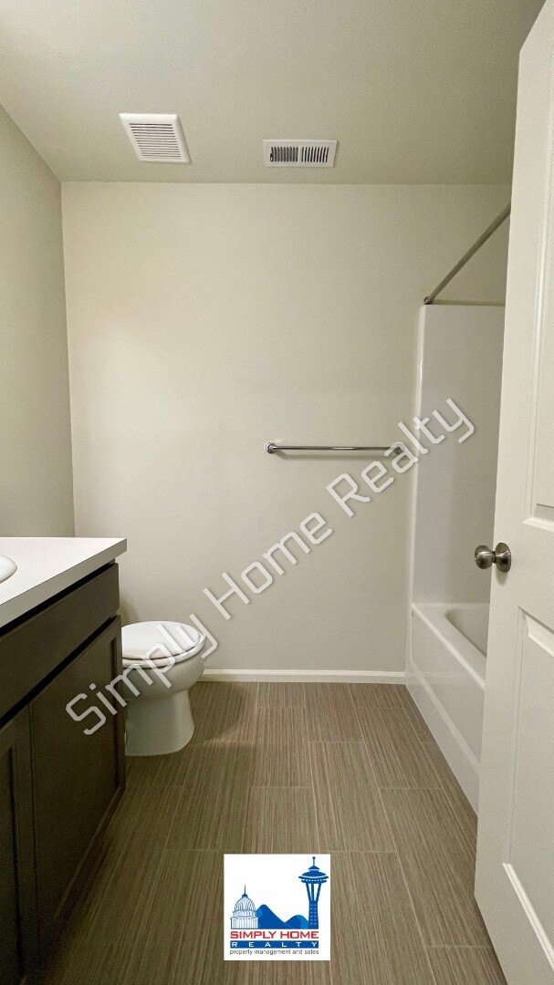 Building Photo - Spacious Tumwater home with a rare downstairs bedroom and a full bathroom!