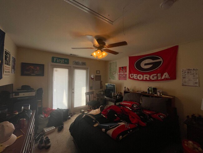 Building Photo - Cute 4 Bedroom Near Downtown for Pre-Lease