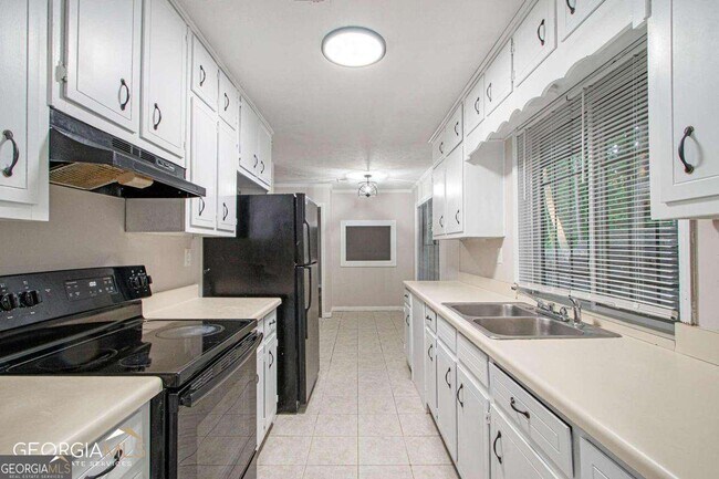 Building Photo - 2243 7 Oaks Cir