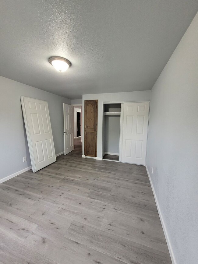 Building Photo - Newly Renovated Pet Friendly 2 Bed Duplex ...