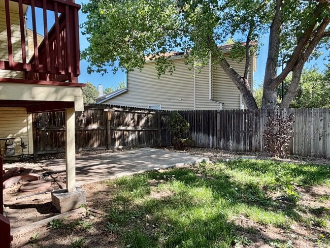 Building Photo - Charming Split-Level Oasis on a Quiet Cul-de-Sac Backing to Greenspace. New Carpet, New Paint and...